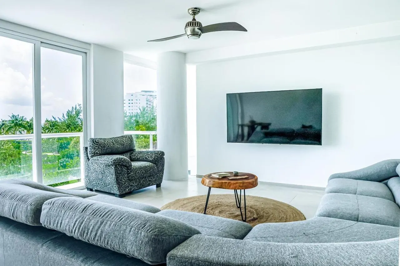 New Beachfront Luxury Apartments 칸쿤