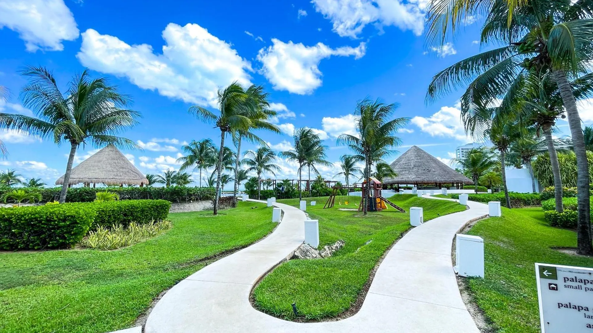 New Beachfront Luxury Apartments 칸쿤