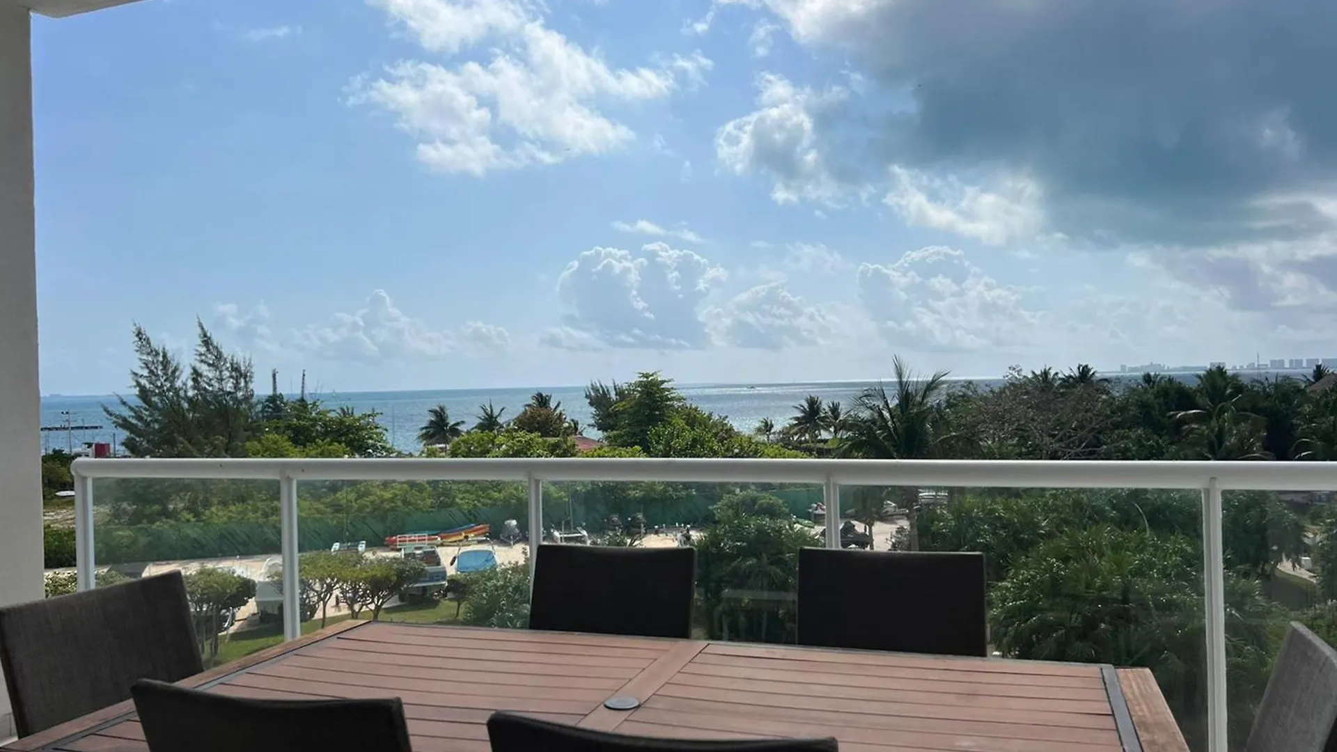 New Beachfront Luxury Apartments Канкун Мексика